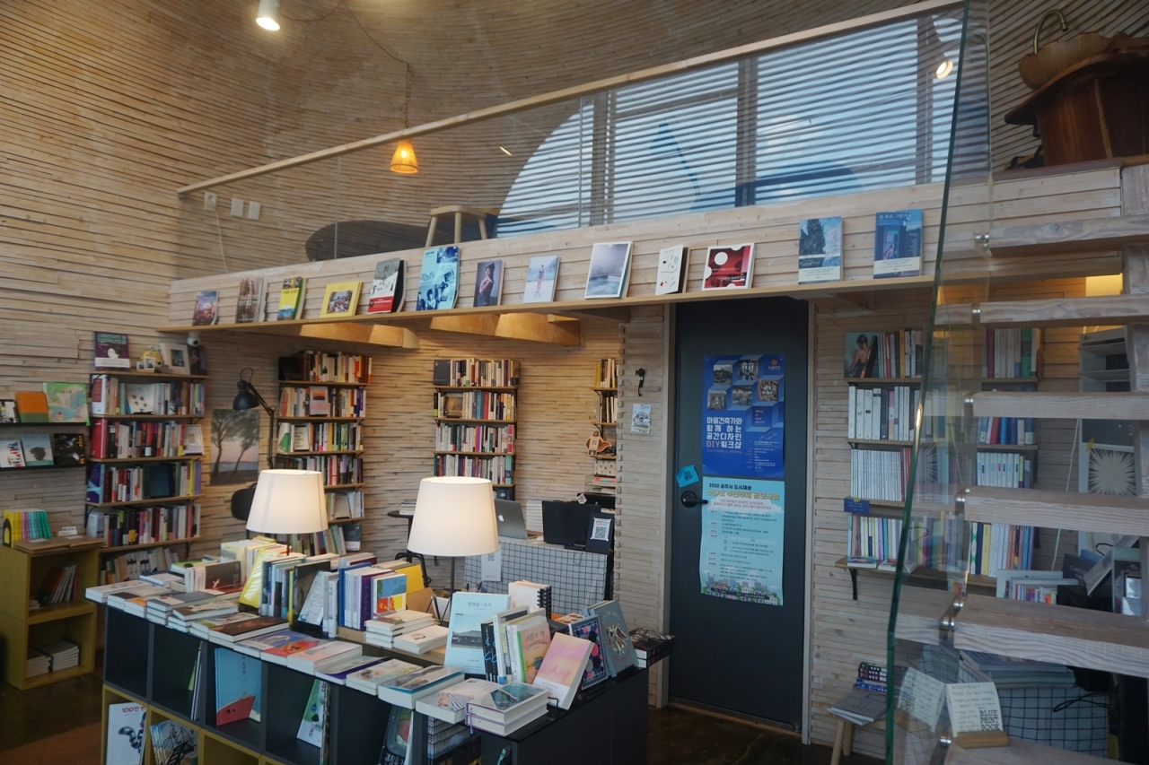 블루프린트북 서점 내부 모습. 책을 읽을 수 있는 다락 공간과 높은 천장이 특징이다.