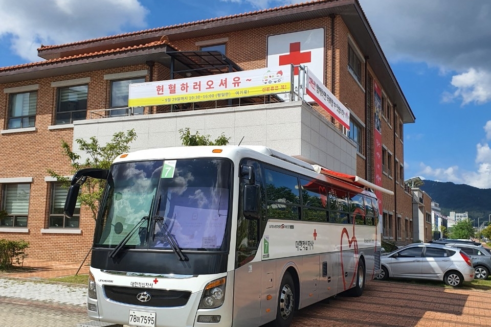 대한적십자사 대전세종충남혈액원은 15일 대한적십자사 충남지사에 헌혈버스를 배치해 ‘생명나눔 헌혈행사’를 진행한다고 밝혔다. 