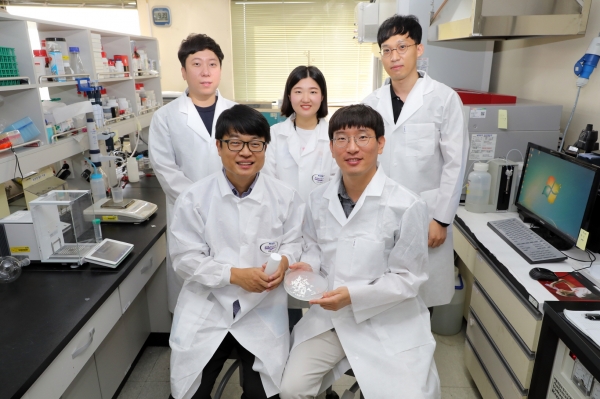 한국원자력연구원 양희만 박사(앞 오른쪽) 연구팀이 하이드로겔 기반 표면제염코팅제를 개발했다.