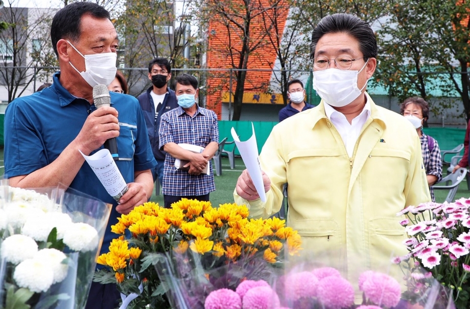 김홍장 당진시장이 17일 시농업기술센터에서 열린 채소화훼분야 시범사업 평가회에 참석했다.