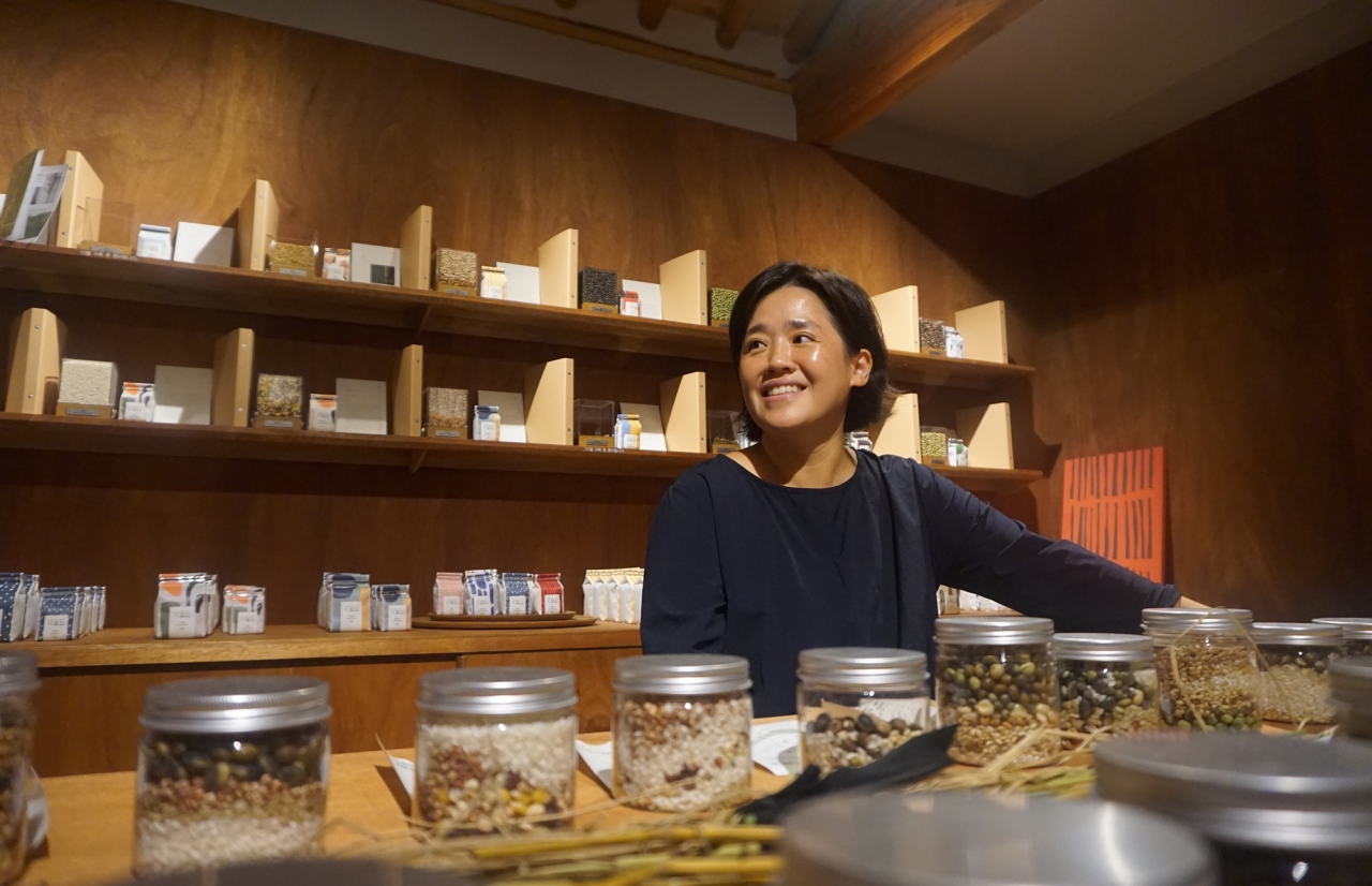 곡물집 김현정 대표. 토종 곡물 20여 종을 소재로 한 카페를 서점과 한 공간에 오픈했다.