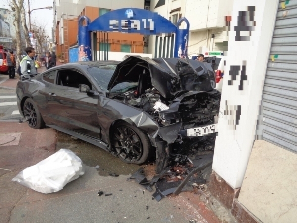 지난 해 2월 대전 중구 대흥동 도로변에서 발생한 머스탱 사고와 관련해 불법으로 차량을 빌려준 업자에게 유죄가 선고됐다. 사진은 당시 사고 차량.