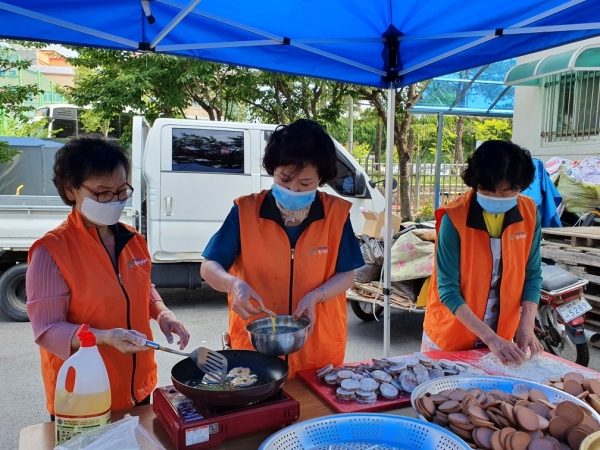 도마2동 자원봉사단체가 외롭고 생활이 어려운 이웃을 위해 정성스럽게 명절 음식을 만들고 있다.