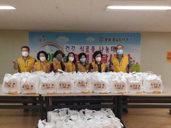 22일 대전 중구 대흥동행정복지센터에서 열린 물품 기탁식 모습