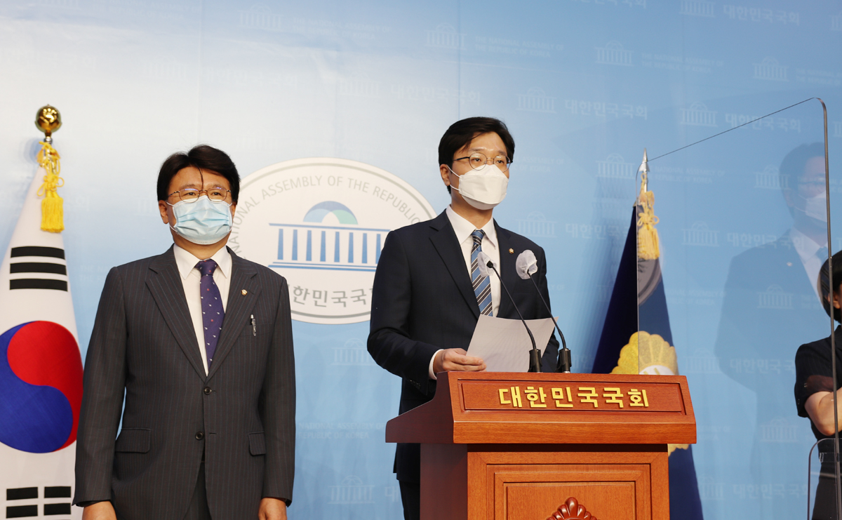 더불어민주당 장철민 의원(오른쪽)과 황운하 의원이 24일 국회 소통관에서 기자회견을 열고 대전의료원 설립을 위한 조속한 예타 통과를 촉구했다. 장철민 의원실 제공