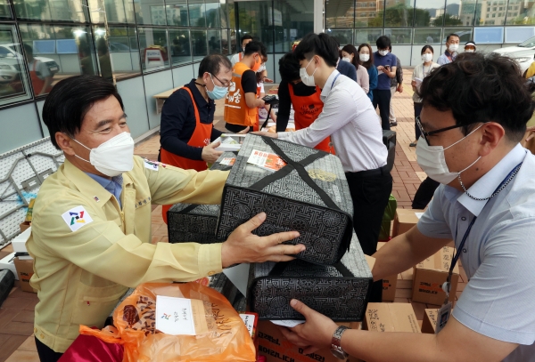황인호 동구청장이 직원들이 구매한 물품을 직접 나눠주고 있다.