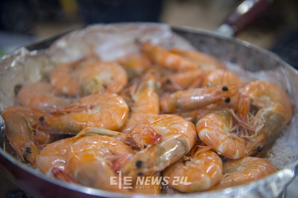 홍성 남당항에서는 가을을 맞아 오동통하게 살 오른 ‘대하’가 미식가의 발길을 이끌고 있다. 