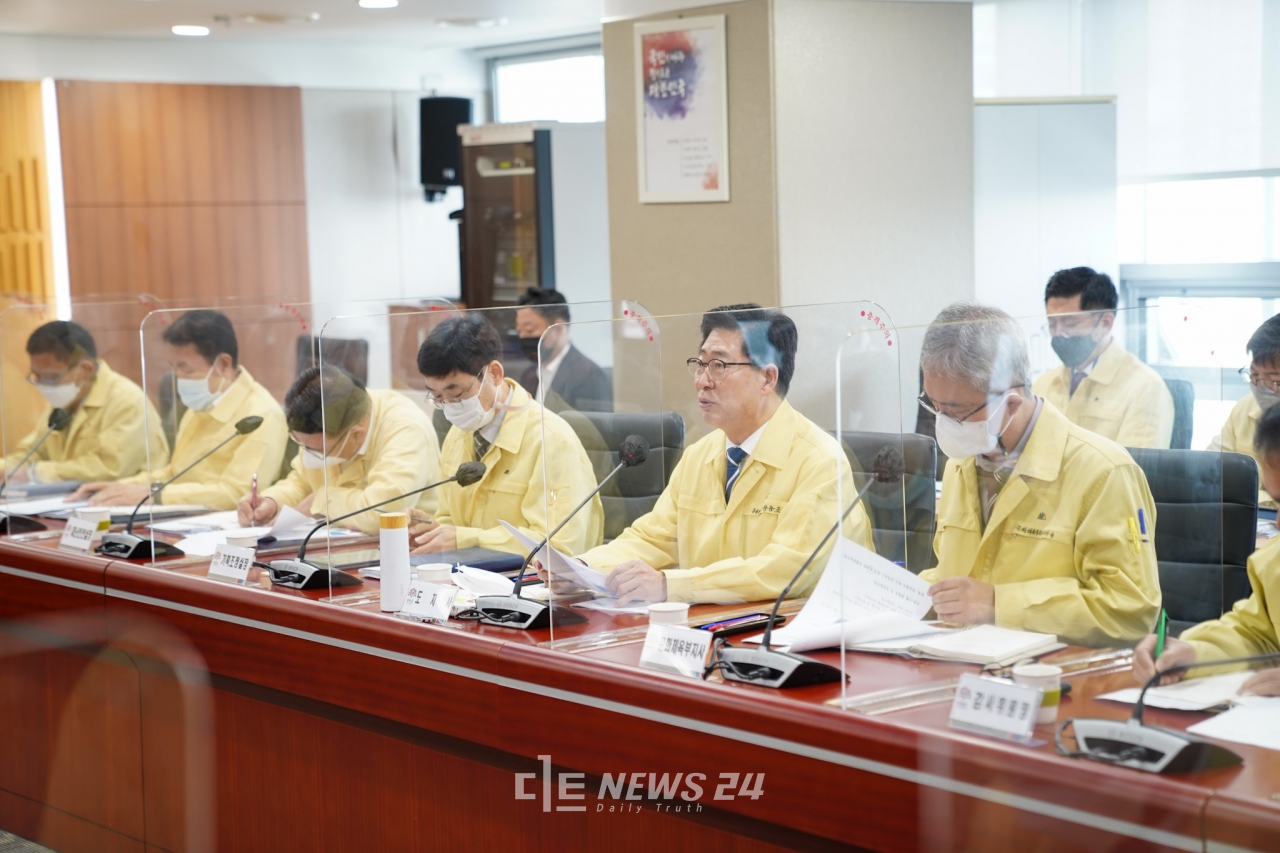 양승조 충남지사가 5일 도청 중회의실에서 실국원장회의를 주재하고 있다.