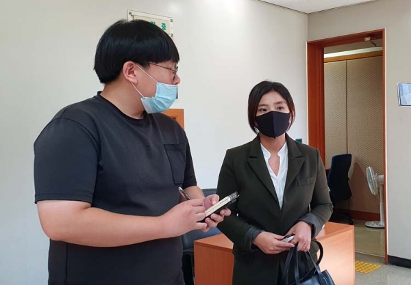 김소연 전 대전시의원이 판결 직후 법정 밖에서 기자들과 대화하는 모습.