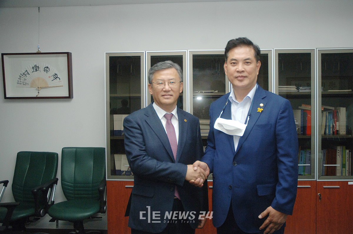 김명수 대전시 정무부시장(왼쪽)이 6일 국회 의원회관에서 박영순 더불어민주당 의원과 만나 ‘대전 균형발전’에 공감대를 형성했다.