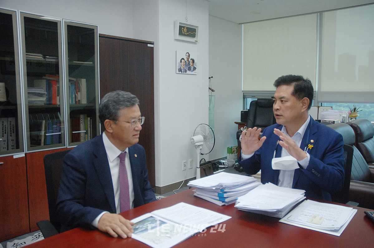 김명수 부시장과 박영순 의원이 대전 산업단지 재생사업과 관련해 논의하고 있는 모습.