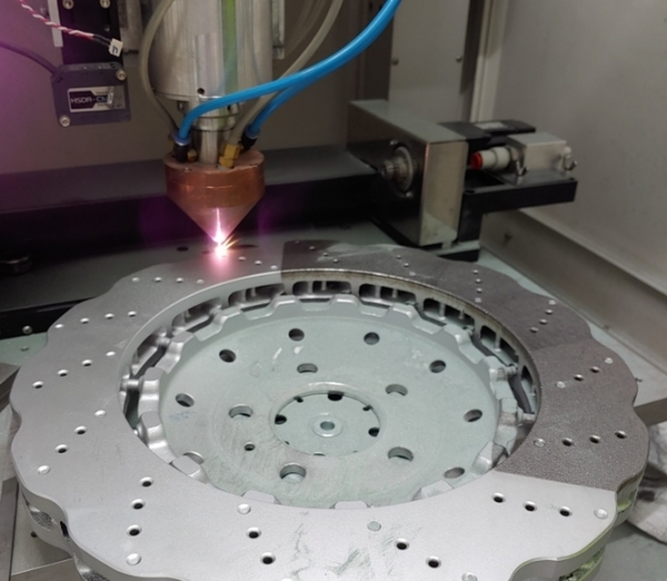 3D 레이저 프린트로 철에 세라믹이 섞인 자동차 디스크 브레이크를 제작하고 있다. 한국원자력연구원 제공.