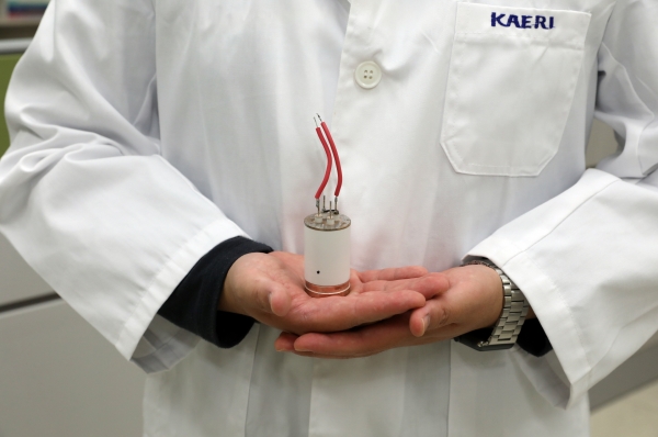 한국원자력연구원이 개발한 다중에너지 엑스선 발생장치 시작품.