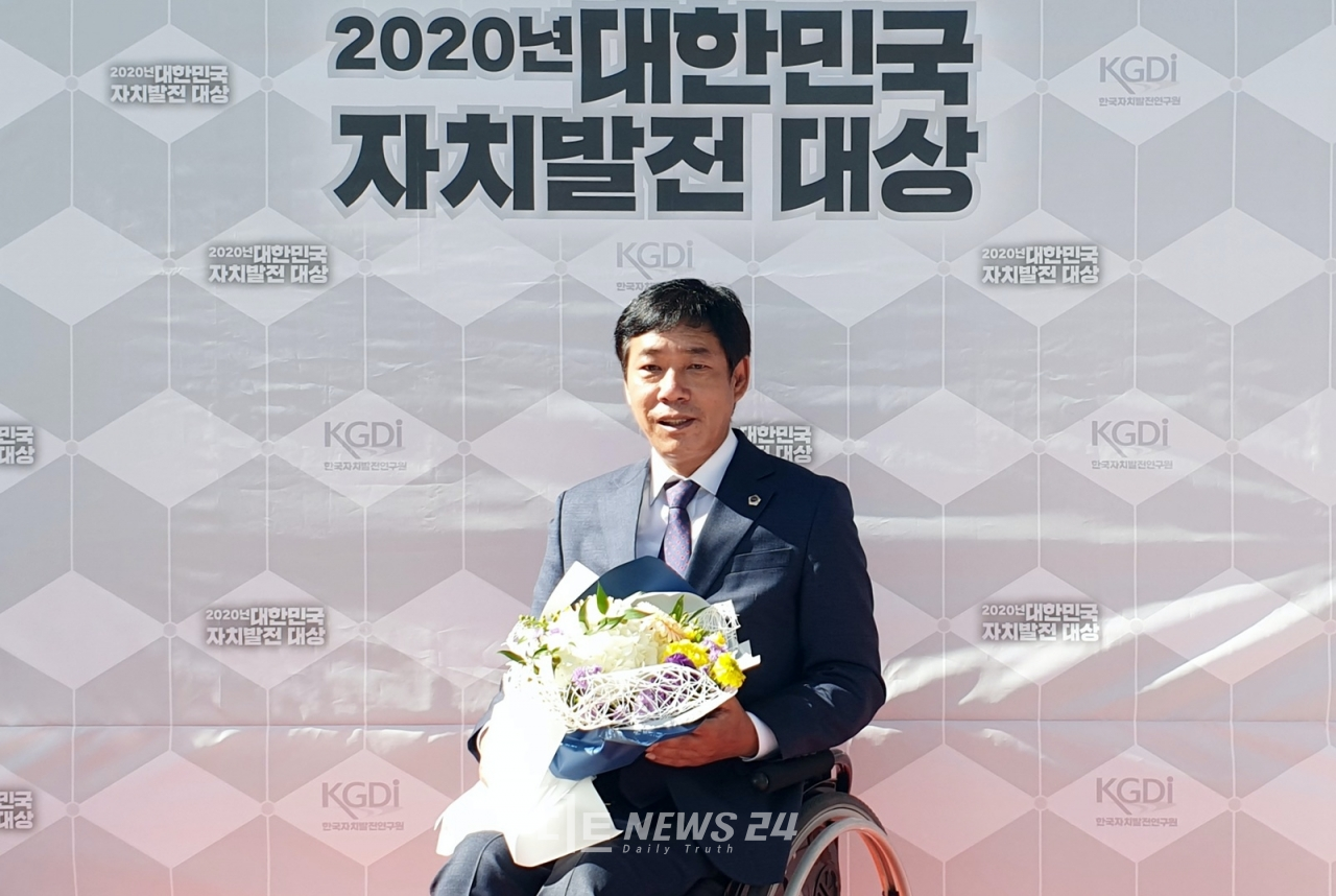 정병기 충남도의회 행정문화위원장(천안3·더불어민주당)이 13일 서울 백범김구기념관에서 열린 2020년 대한민국 자치발전 대상 광역 지방의회 부분에서 대상을 수상했다. 