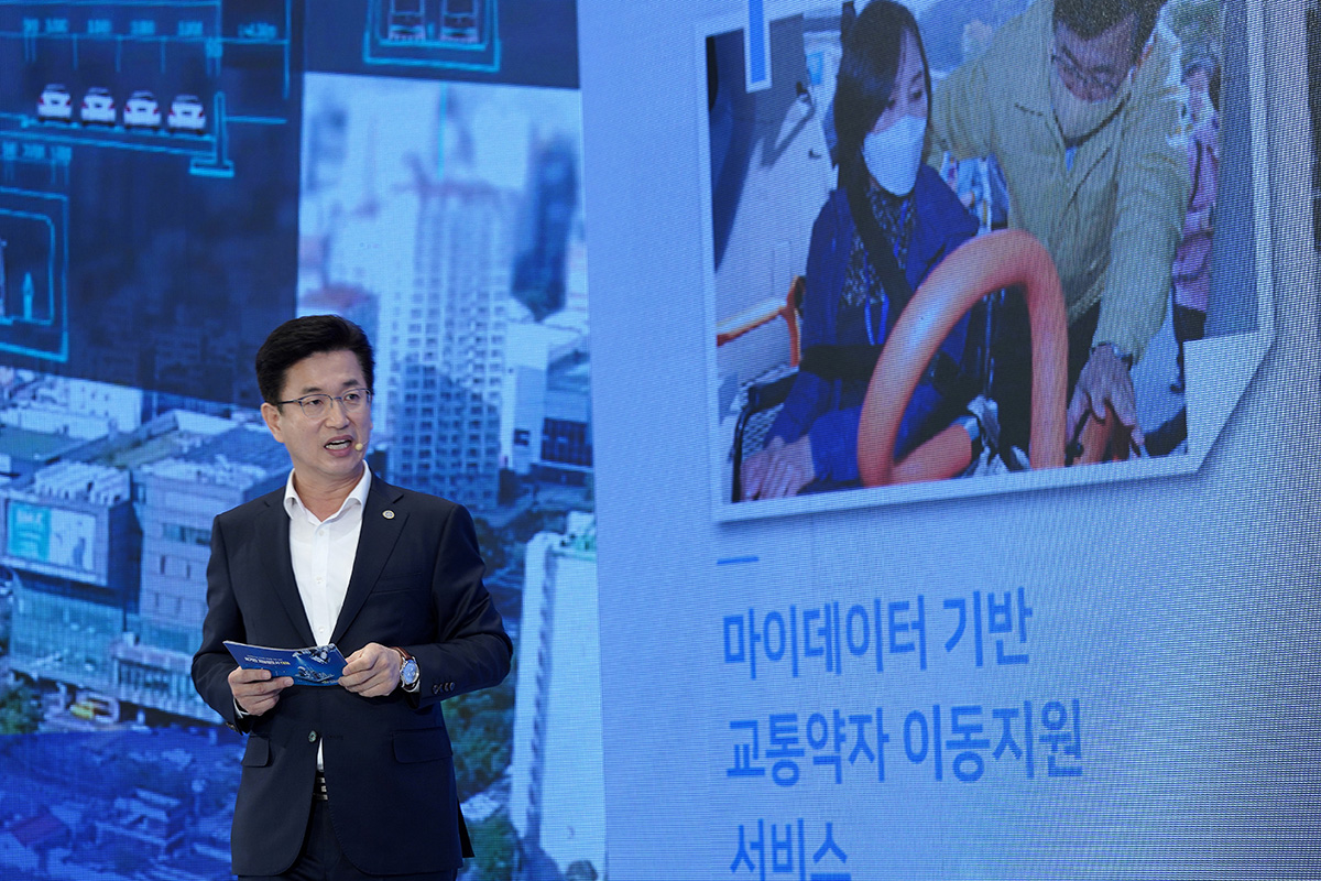 허태정 대전시장은 이날 사례 발표에서 'AI기반 지능형 도시 대전' 구축을 설명했다. 청와대 제공.