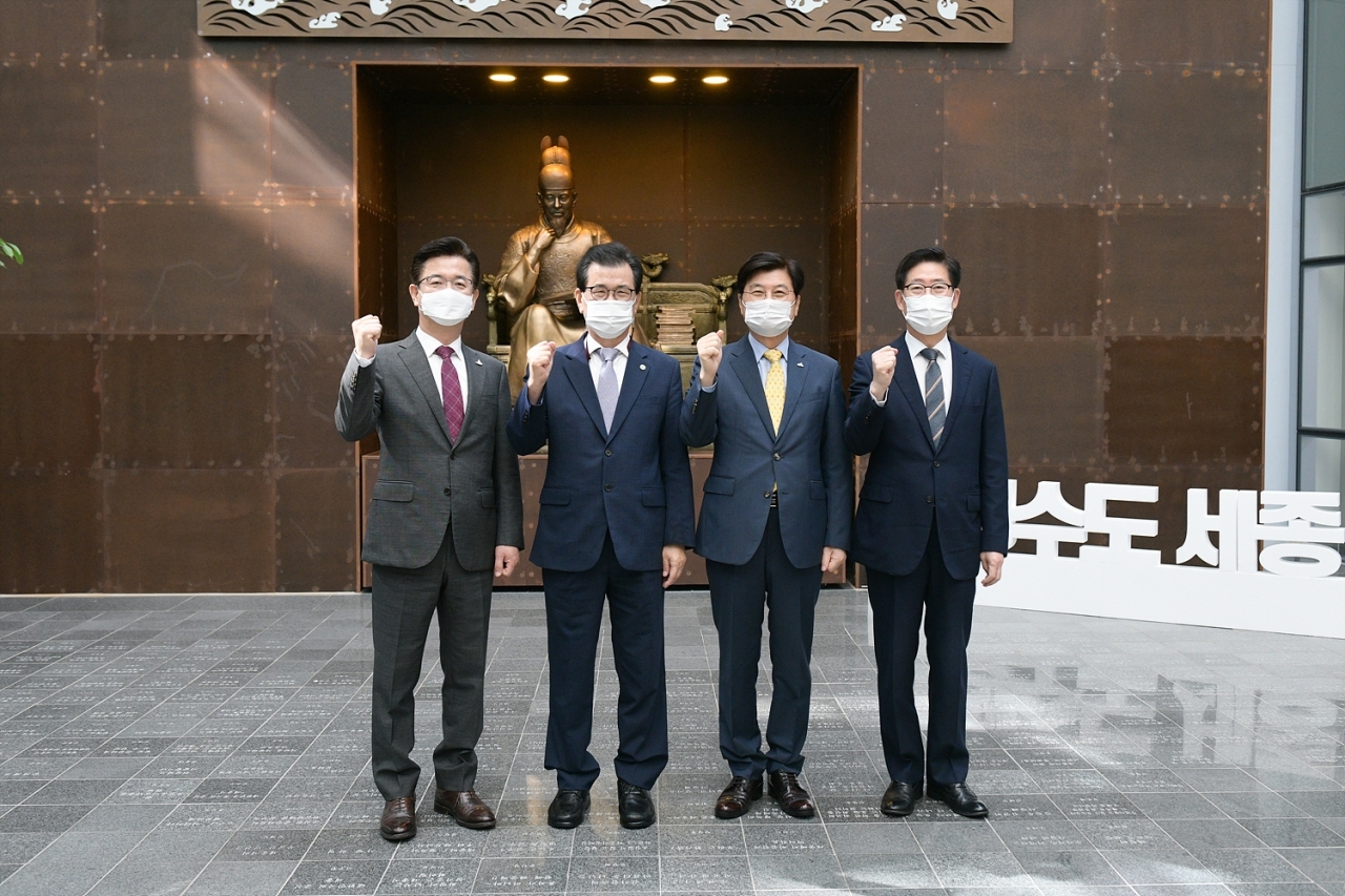 정부가 한국판 뉴딜 확장판으로 ‘지역균형 뉴딜’을 핵심과제로 꺼내든 가운데 권역별 광역도시를 하나로 묶는 ‘초광역도시’ 구상이 본격화할 것으로 보여 충청권의 향후 대응이 주목된다. 사진=왼쪽부터 허태정 대전시장, 이시종 충북지사, 이춘희 세종시장, 양승조 충남지사.