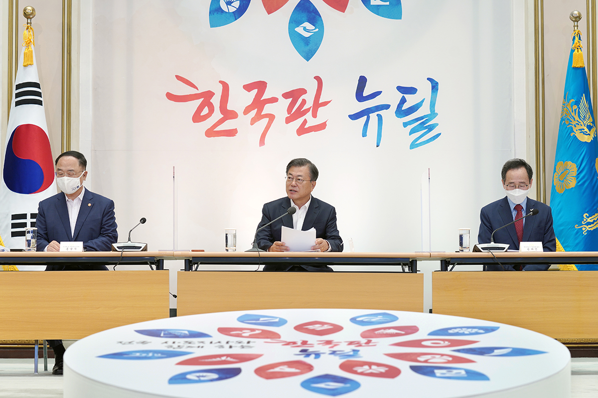 문재인 대통령이 지난 13일 청와대에서 열린 ‘제2차 한국판 뉴딜 전략회의’에서 모두발언을 하고 있다. 청와대 제공.