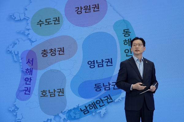 김경수 경남지사는 지난 13일 ‘제2차 한국판 뉴딜 전략회의’에서 권역별 발전전략 모색 사례로 대구‧경북과 광주‧전남의 행정통합, 부산‧울산‧경남의 동남권 메가시티, 충청권 메가시티 등을 거론했다. 청와대 제공
