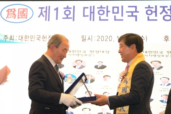 황명선 논산시장(우측)이 대한민국 헌정대상 지방자치행정부문 대상에 초대 수상자로 선정됐다.