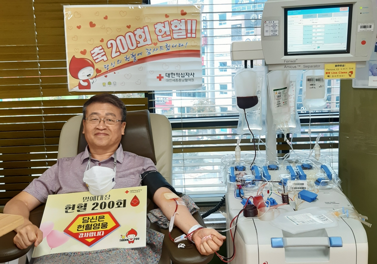 안 교사가 200번째 헌혈을 하고 있는 모습.