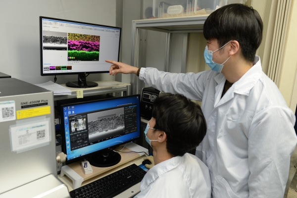ETRI 연구진이 개발한 이온 확산 기반 전고체 전극의 구조를 전자현미경을 통해 확인하고 있는 모습. 왼쪽부터 강석훈 연구원, 왼쪽부터 김주영 연구원.