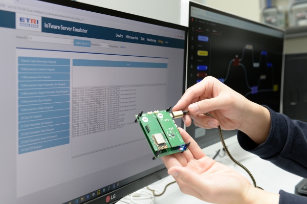 IoT웨어와 통합개발환경 IoT웨어-IDE를 활용해 개발한 소프트웨어가 탑재된 칩.