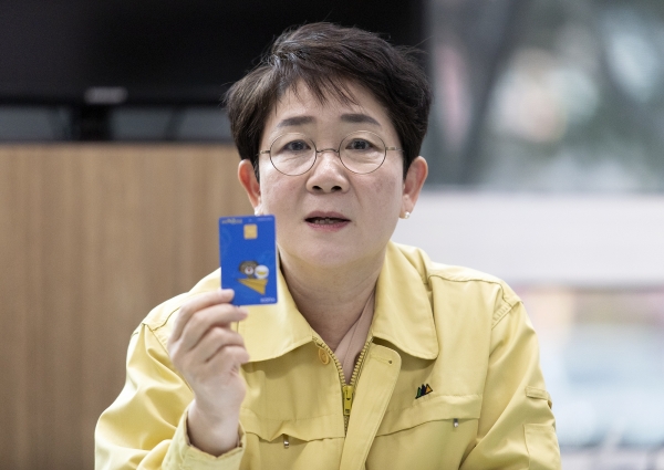 박정현 대덕구청장이 지역화폐 대덕e로움 카드를 소개하고 있는 모습