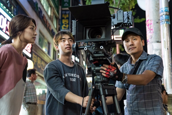 다음 달 5일 개봉을 앞두고 있는 영화 앙상블 제작현장에서 촬영감독인 김병정 목원대 TV·영화학부 교수(오른쪽)가 촬영된 장면을 살펴보고 있다.