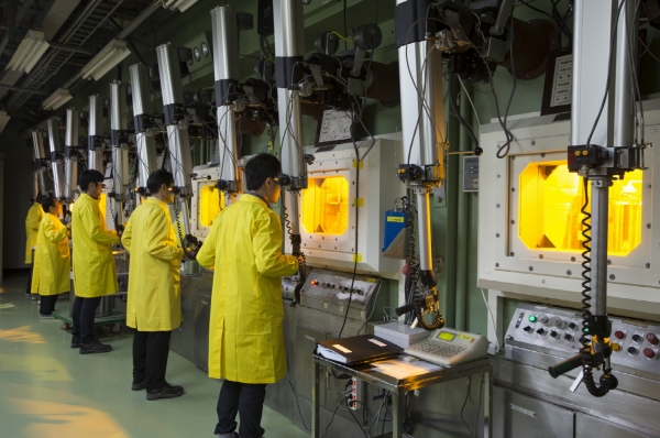 원자력연구원에서 방사성의약품 제조를 위한 동위원소 생산작업이 진행 중이다.