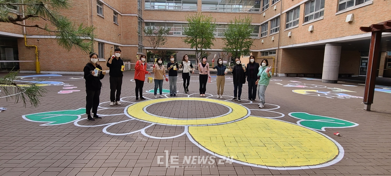 천안쌍정초등학교는 지난 22일부터 23일까지 이틀간 학부모회와 함께 ‘전통놀이길 그리기’ 행사를 열었다. 