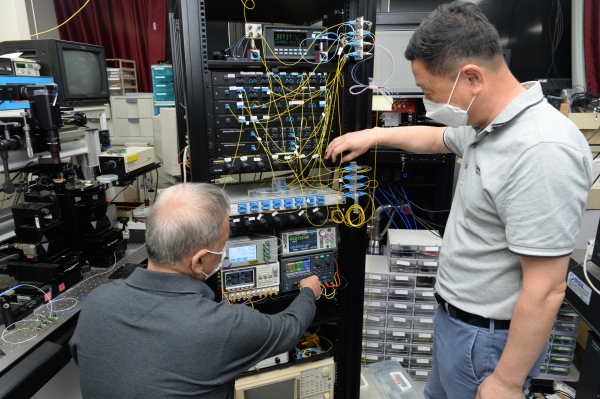 ETRI 연구진이 상온동작 양자 프로세서 동작 장비를 이용해 양자 게이트를 연구하는 모습.