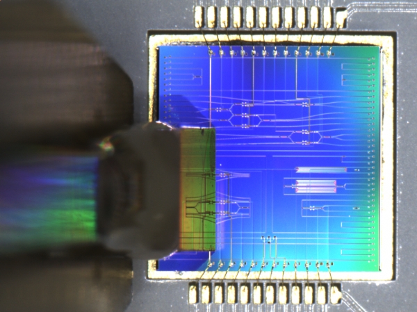 ETRI 연구진이 실리콘 광집적회로 칩에 입출력 다채널 광섬유를 결합 실장하는 모습.