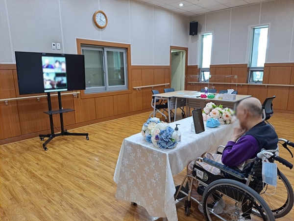지난 26일 노인복지시설에서 입소 어르신이 가족들과 다자간 화상 면회를 하고 있다.
