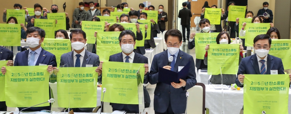 ‘민선7기 목민관클럽’이 6일부터 7일까지 당진시에서 제12차 정기포럼을 열고 ‘한국판 뉴딜 지역화 전략’을 토의했다.