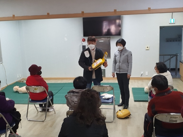 12일 중구 중촌동행정복지센터에서 진행한 자동심장충격기 사용법 교육 모습