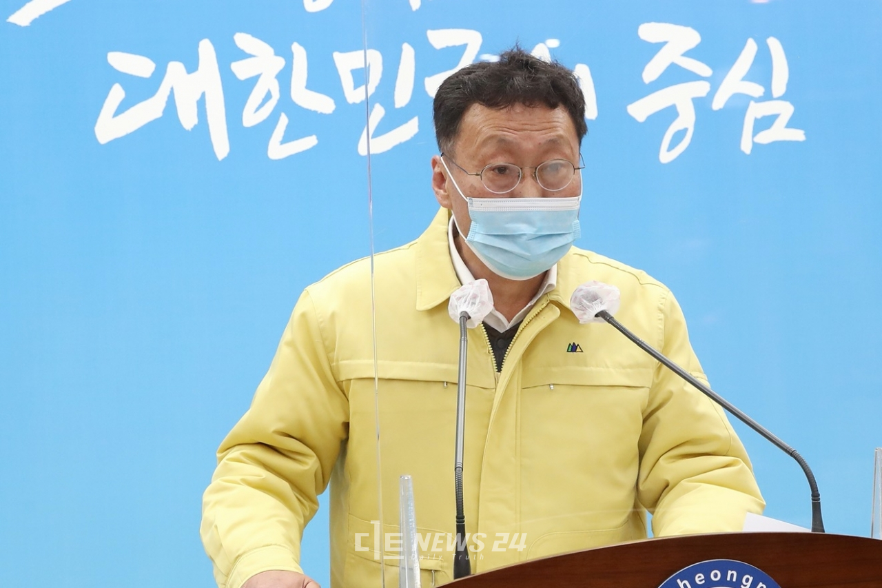 김득응 충남도의회 의원이 19일 도청 프레스센터에서 기자회견을 열어 최근 자신의 막말 논란과 관련해 입장을 발표하고 있다.