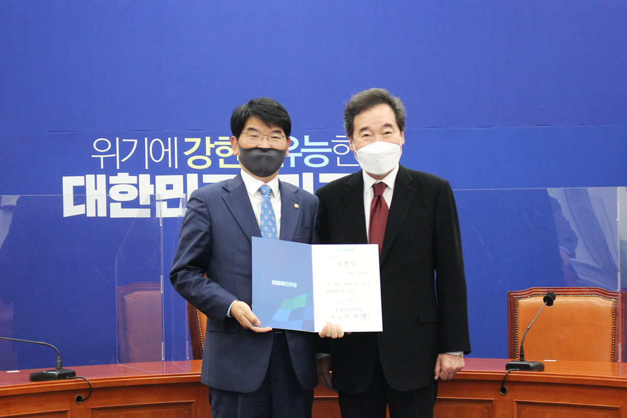 박완주 더불어민주당 국회의원이 지난 18일 이낙연 대표로부터 특보 임명장을 받고 기념촬영을 하고 있다. 박완주 의원 페이스북.
