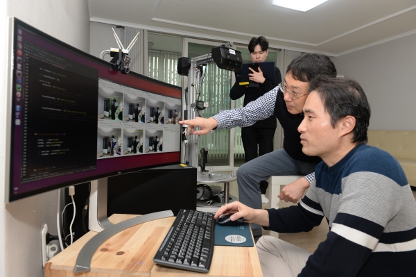 ETRI 연구진들이 공개한 고령자 케어 로봇용 3D 카메라 데이터를 연구하고 있는 모습.
