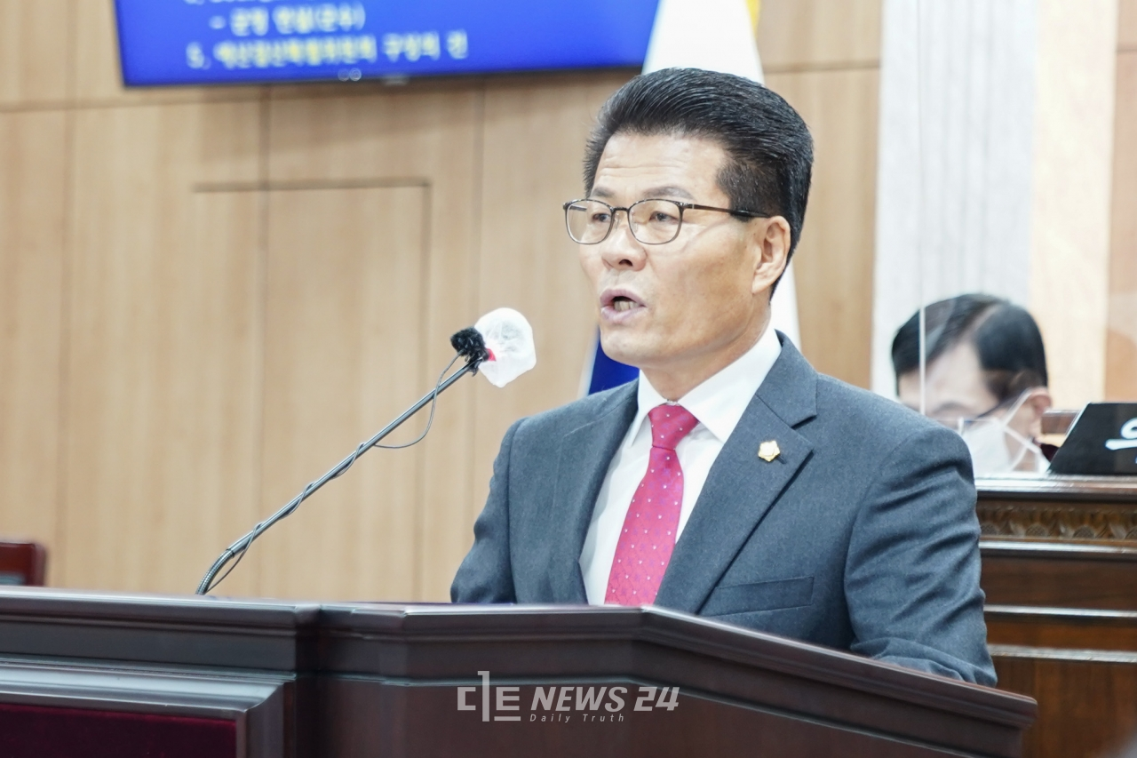 김덕배 홍성군의회 의원이 23일 274회 2차 정례회 본회의에서 5분 발언을 하고 있다.