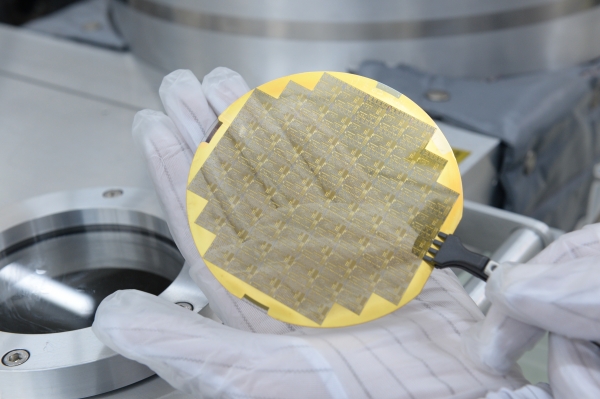 ETRI 연구진이 개발한 레이더 반도체 송수신기용 질화갈륨 스위치 집적회로 웨이퍼 모습.