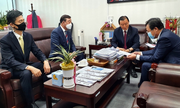 지난 10월 20일 황선봉 예산군수(왼쪽에서 두번째)가 삽교역사 신설 관련 내용을 국회의원과 기재부 관계자에게 건의하는 모습.