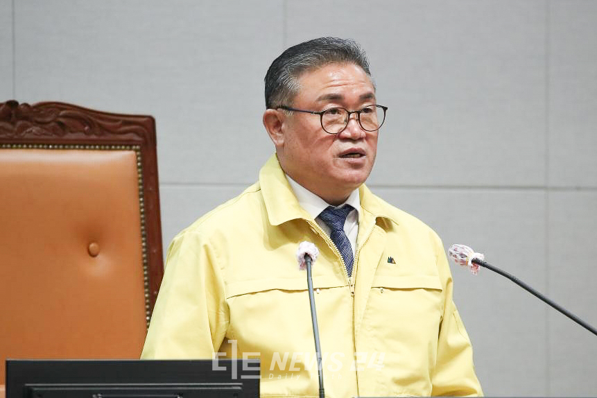 김명선 충남도의회 의장이 최근 행정사무감사에서 발생한 의원 막말 논란과 관련해 공식적으로 유감의 뜻을 밝혔다.