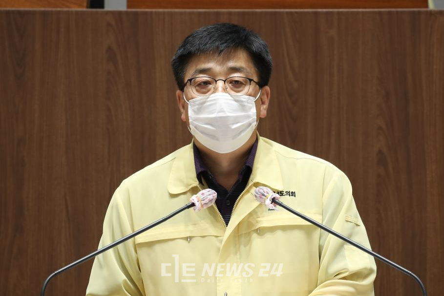 충남도의회 전익현 의원(서천1·더불어민주당)은 24일 제325회 정례회 2차 본회의에서 도내 교통사고 예방을 위한 도로환경 개선 대책을 촉구했다.