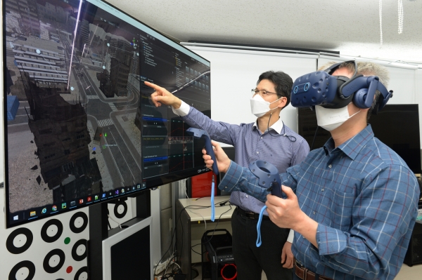 ETRI 연구진이 개발한 VR 멀미 정량 분석 기술을 이용해 멀미가 저감된 콘텐츠를 체험하고 있는 모습.