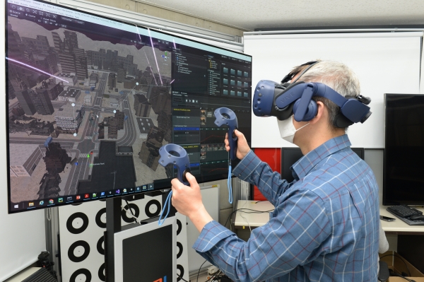 ETRI 연구원이 VR 멀미 정량 분석 기술을 이용해 멀미가 저감된 콘텐츠를 체험하고 있는 모습.
