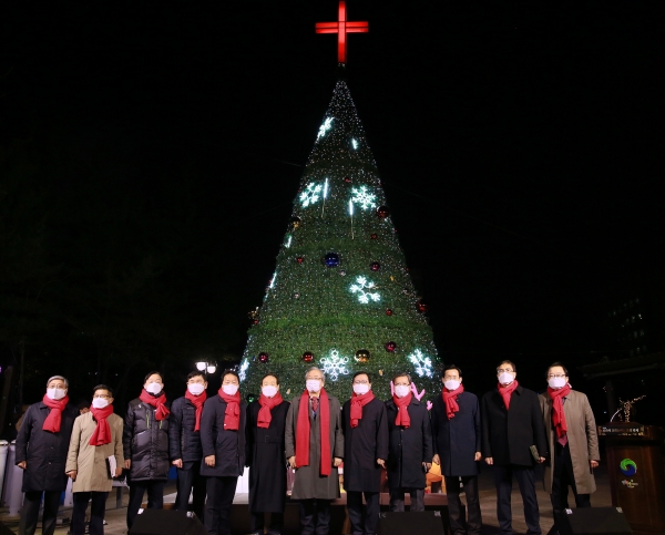 대전 서구(구청장 장종태)는 25일 크리스마스트리 축제 점등식을 개최하고 서구청 앞 보라매공원을 밝고 따뜻하게 물들였다.