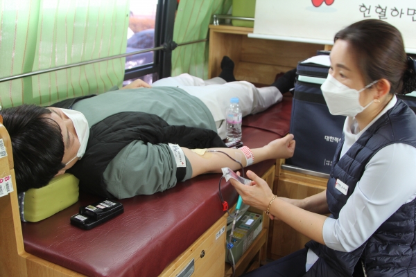 논산계룡교육지원청 직원이 헌혈에 참여하고 있다.