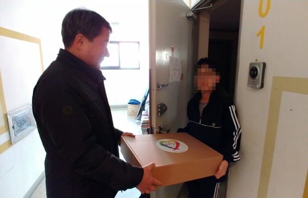 임정재 대전변동중학교 교장이 취약계층 학생들에게 코로나 키트를 직접 전달했다.