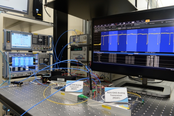 ETRI 연구진이 개발한 5G 광중계기 시스템.