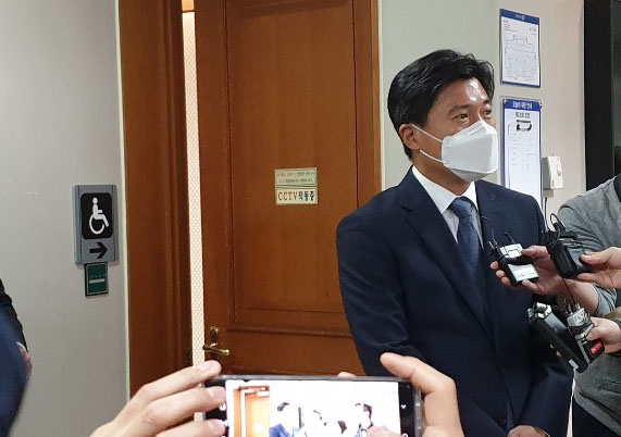 법원이 김종천 전 대전시의회 의장에게 의원직 상실형에 해당하는 판결을 내렸다. 사진은 법원 판결 뒤 법정 밖에서 기자들과 대화하는 김 전 의장.